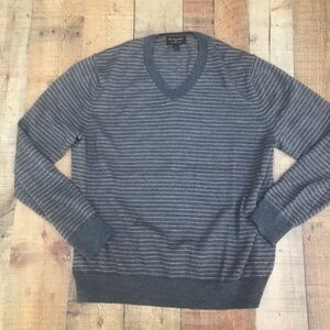 Mens Banana Republic VNeck 100% Merino Wool sweater